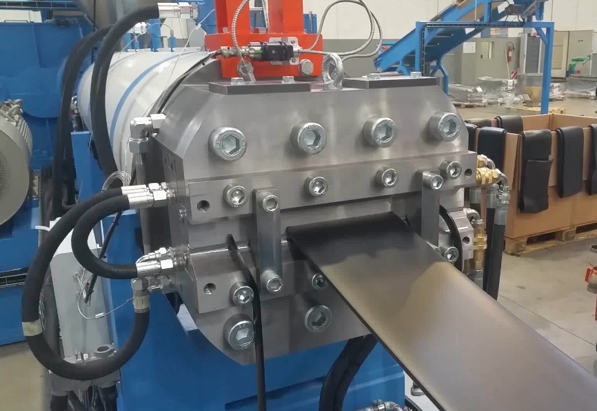 Flat head extruders for rubber profiles